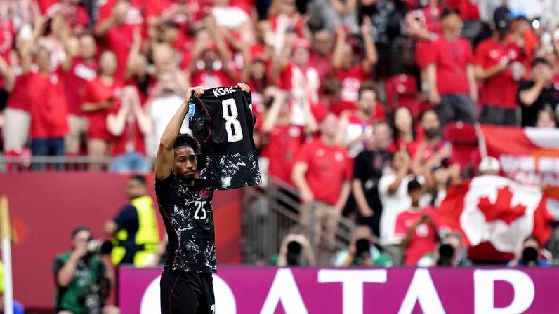 Após marcar gol, Nathan Saliba exibe a camisa de Ismael Koné, que quebrou a perna durante a partida.