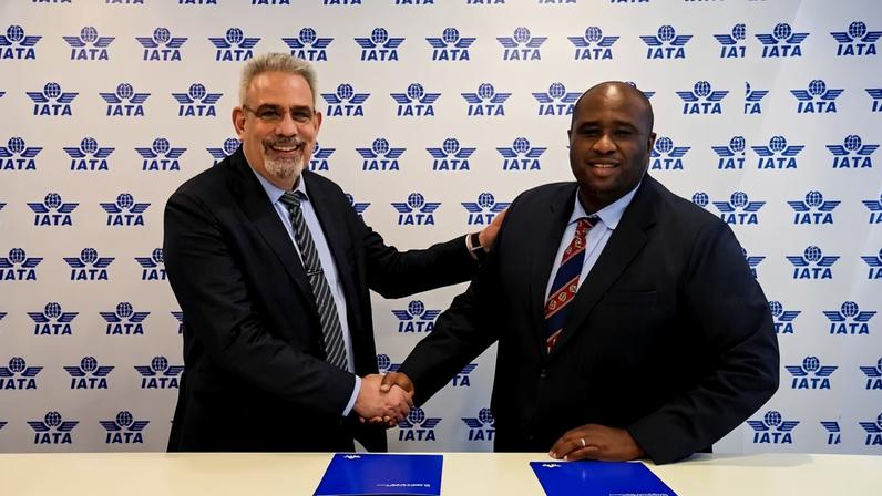 Kamil Al-Awadhi (Vice-Presidente Regional para África e Oriente Médio da IATA) e Joelson Vasconcelos (Administrador Comercial da TAAG)