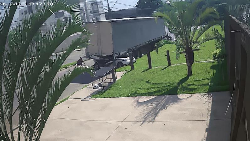 Mãe e filho ficaram presos às ferragens após o acidente