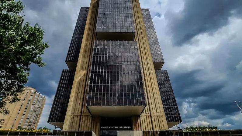 BC reconheceu piora do cenário inflacionário mas sinalizou continuidade dos cortes na taxa de juros; Comitê argumentou que decisão diminui volatilidade