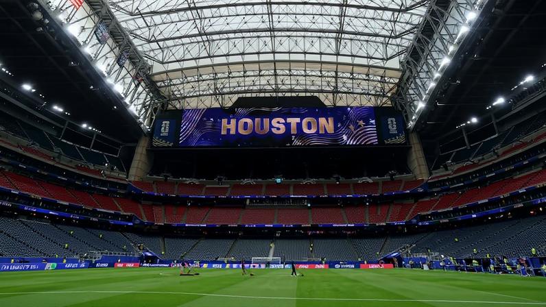 NRG Stadium, em Houston, é climatizado e coberto, o que ameniza os efeitos do calor ao meio-dia.