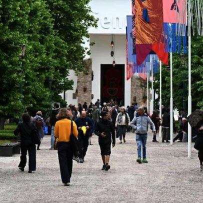 Mais de 100 artistas ameaçam processar a Bienal de Veneza por premiação