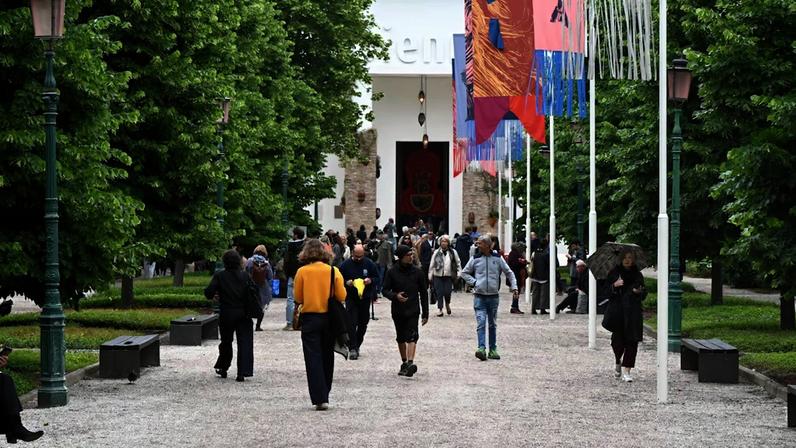 Visitantes chegam ao pavilhão central da Bienal de Veneza, que teve edição marcada por controvérsias