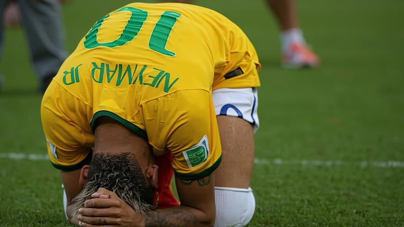 Neymar chora, descontrolado, depois de mais um fracasso da Seleção Brasileira