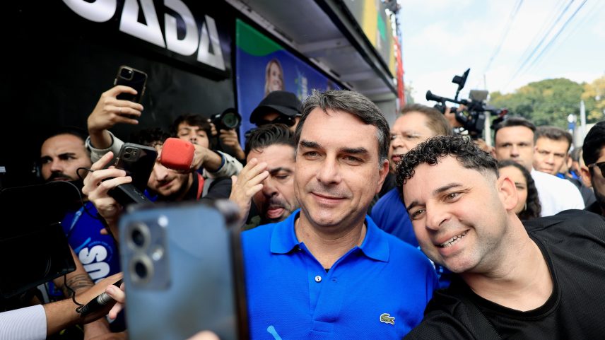 O senador Flávio Bolsonaro foi à Marcha para Jesus em São Paulo