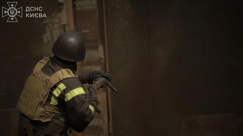 Bombeiro apaga fogo causado por ataque russo à Kiev, capital ucraniana
