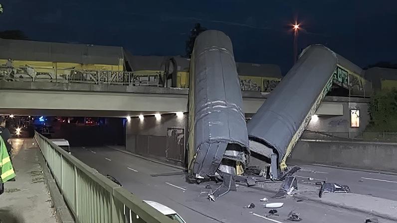 Uma pessoa ficou gravemente ferida após um trem de carga atravessar parcialmente uma ponte em Munique