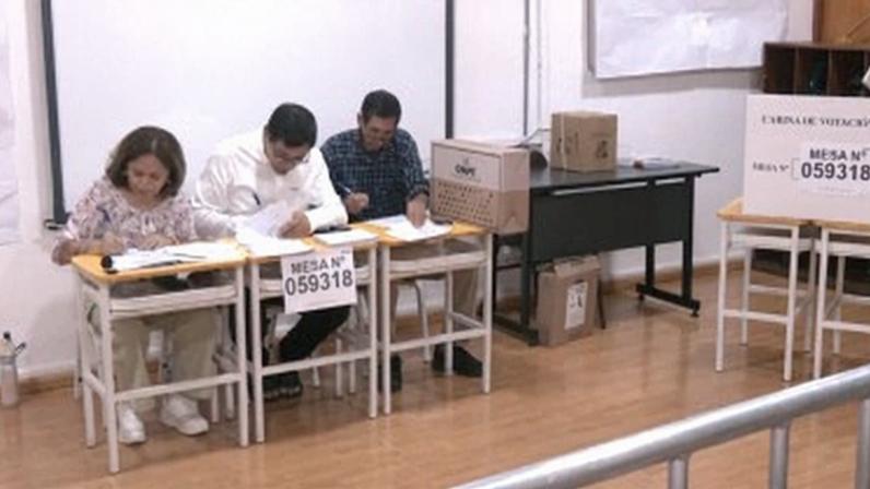 Urnas abertas em segundo turno da eleição no Peru