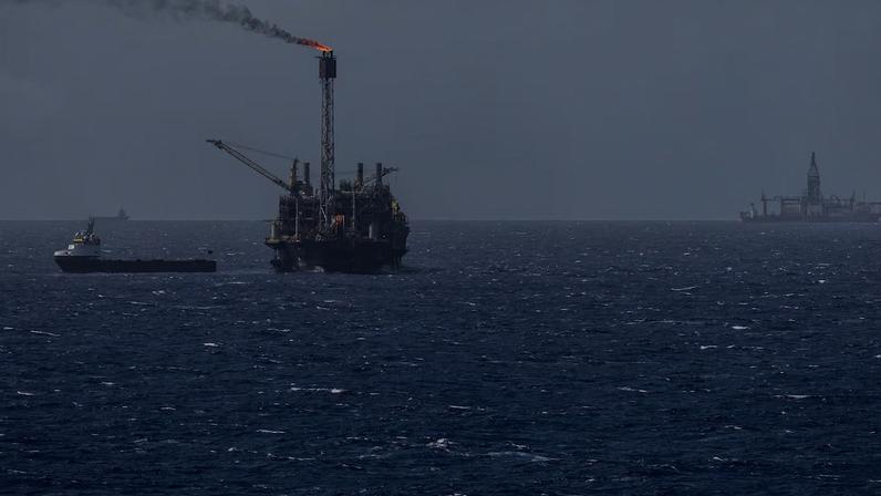 Plataforma de petróleo da Petrobras: projetos em águas profundas e no pré-sal devem impulsionar produção a 4,4 milhões em 2030.