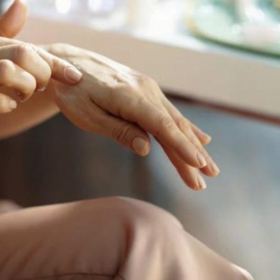 Mãos também envelhecem: saiba como cuidar delas