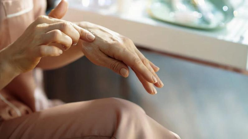 Os sinais do envelhecimento também aparecem nas mãos, mas alguns produtos e tratamentos podem ajudar