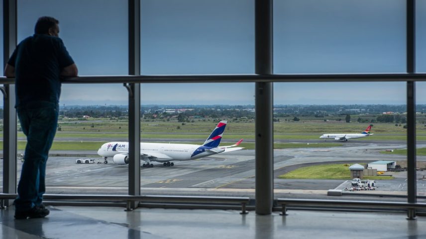 A suspensão de certificações após o bloqueio de verbas pelo governo ameaça a expansão da capacidade das companhias aéreas