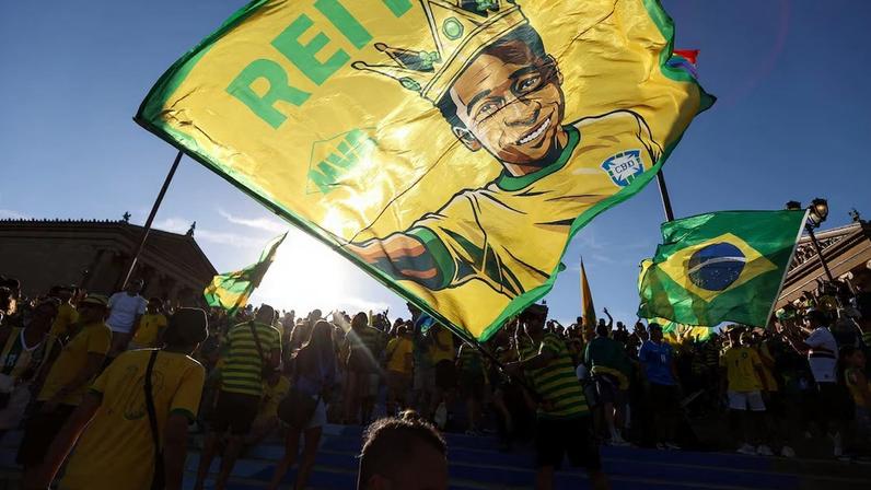 Um torcedor brasileiro agita uma bandeira em homenagem a Pelé no Museu de Arte da Filadélfia, antes da partida contra o Haiti pela Copa do Mundo da FIFA 2026, em 18 de junho de 2026, na Filadélfia, Pensilvânia