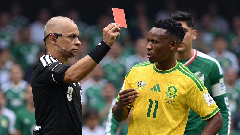 Árbitro brasileiro tem atuação elogiada no duelo inaugural do Mundial, entre México e África do Sul