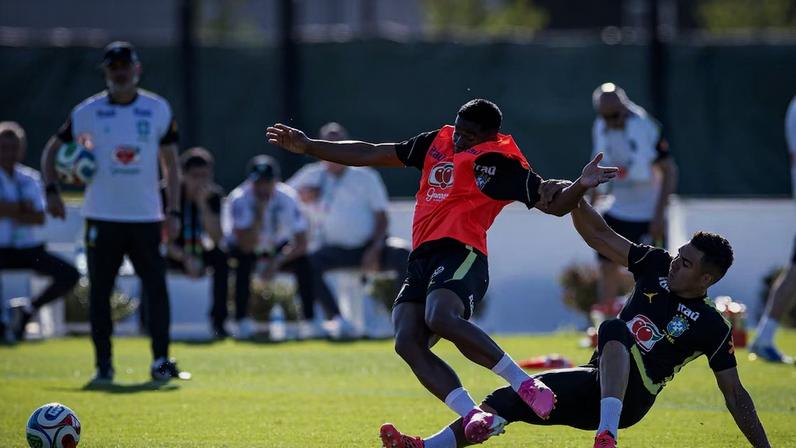 Treino para a Copa de 58. Moacyr, do Flamengo, já era pedido pelos influencers da época no lugar do gênio Didi. E o craque do Botafogo respondeu com uma máxima até hoje usada.