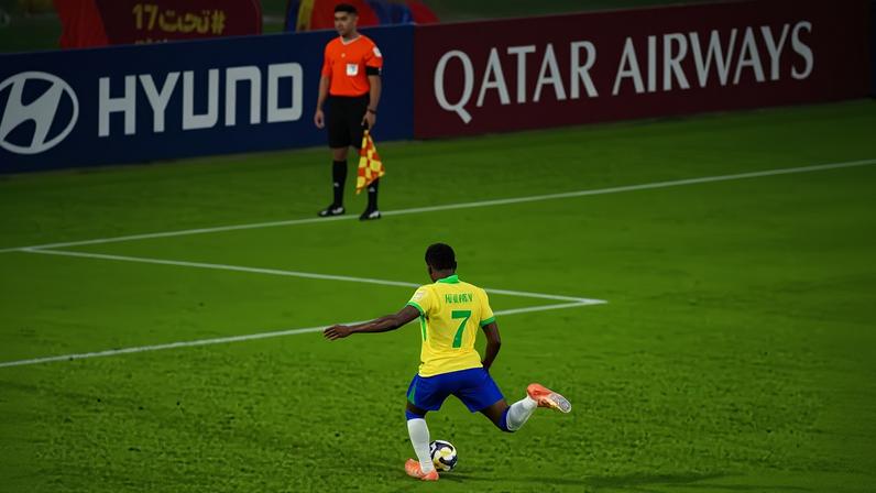 VAR poderá revisar bloqueios irregulares que influenciem gols, pênaltis ou punições disciplinares