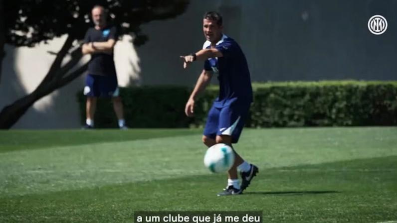 Chivu estende vínculo com a Inter até 2028