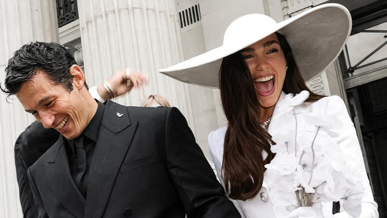 Dua Lipa e Callum Turner celebraram o casamento civil no domingo (31)