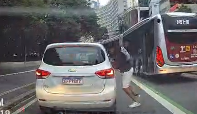 Homem furta celular de carro em avenida movimentada de São Paulo