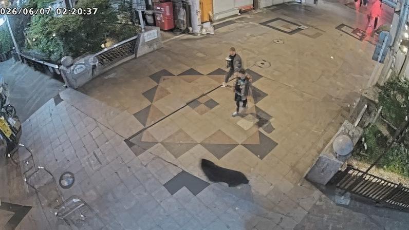 Imagem de câmera de segurança mostra urso selvagem passando correndo por transeuntes em uma área residencial em Utsunomiya, no Japão 7 de junho de 2026 Associação Promocional do Onion Street Mall/ Divulgação via REUTERS