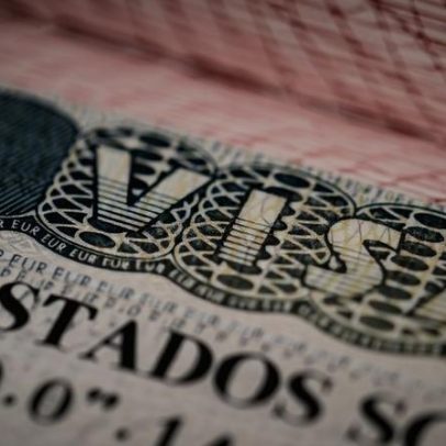 Novo fura-fila para visto americano terá custo de quase R$ 4 mil
