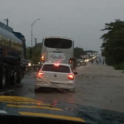 PRF alerta sobre grande acúmulo de água na BR-101, em Bayeux