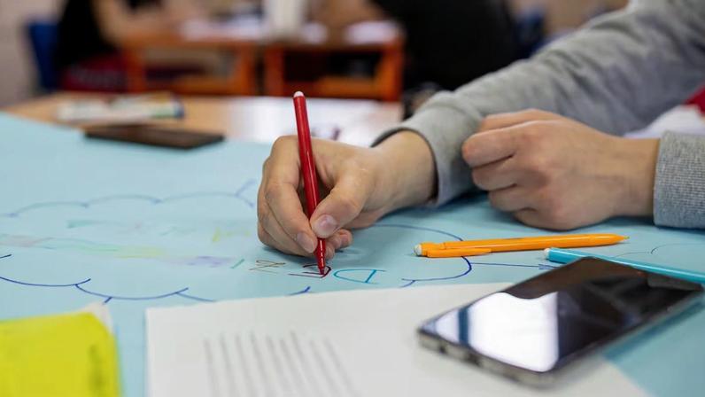 Escolas devem parar de postar fotos de alunos nas redes?