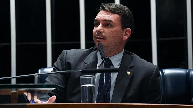 Flávio Bolsonaro prepara 'super pacote' da Segurança como ato de pré-campanha