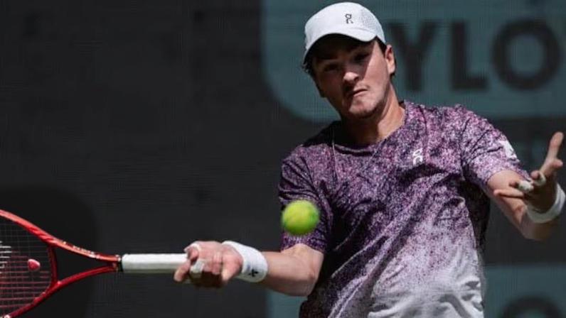 João Fonseca caiu na estreia do ATP 500 de Halle e, sentindo desconforto no ombro direito, se retirou do ATP 250 de Eastbourne para se preservar para Wimbledon. Foto: Reprodução/@atphalle_oficial/Instagram