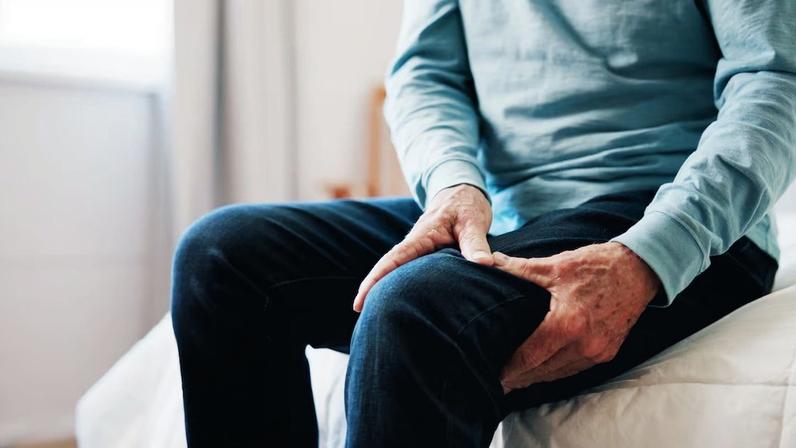 Sintomas de doenças reumáticas podem piorar em dias mais frios. Foto: SnapK/peopleimages.com/Adobe Stock