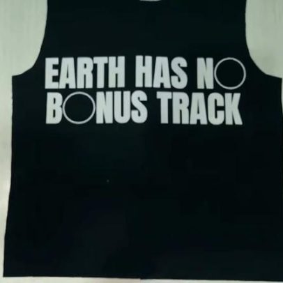 Banda transforma camisetas não vendidas em shows em produtos sustentáveis