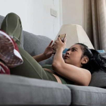 Ciência explica por que é difícil deixar o sofá para fazer exercícios