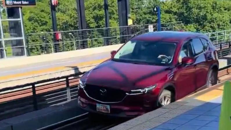 Motorista segue GPS e invade trilhos de trem nos EUA; vídeo viraliza