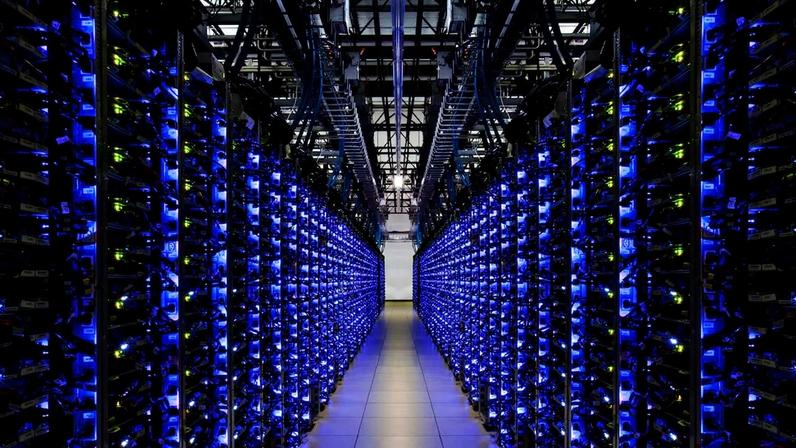 Servidores em Douglas County, Georgia (EUA), polo de data centers na região metropolitana de Atlanta.