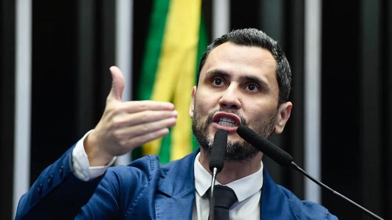 Senador lidera as pesquisas para o governo de MG, mas possibilidade de não concorrer leva bolsonaristas a testar três outros nomes