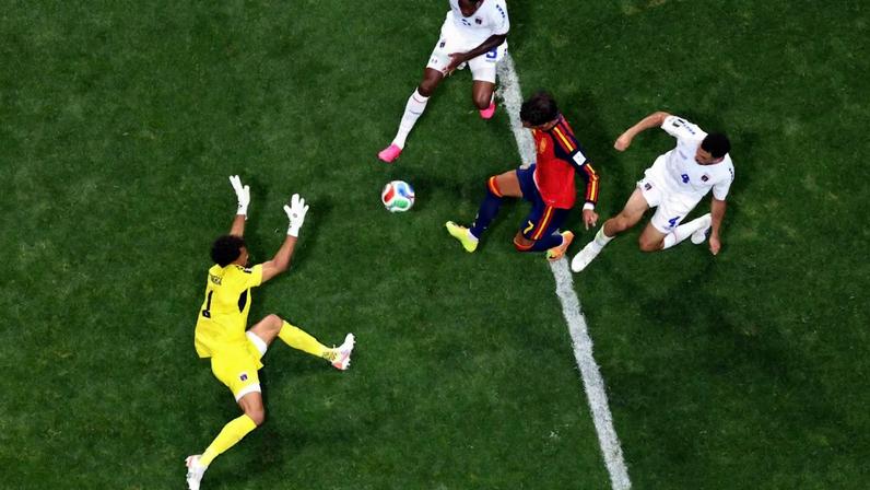 Vozinha em ação durante duelo entre Cabo Verde e Espanha.