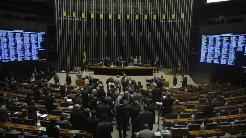 A Câmara dos Deputados aprovou em 19 de maio um projeto que flexibiliza regras aplicadas aos partidos políticos punidos pela Justiça Eleitoral. A proposta recebeu 367 votos favoráveis e 86 contrários