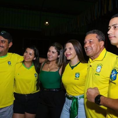 Ex-técnico da seleção caça votos em bar enquanto Brasil entra em campo