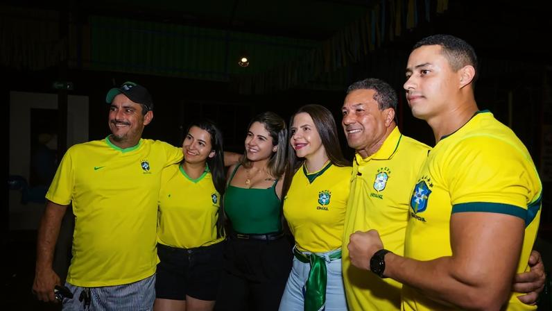 Pré-candidato ao Senado, Vanderlei Luxemburgo posa com torcedores em um bar de Dianópolis, no Tocantins, durante jogo da seleção brasileira pela Copa do Mundo 2026. (Foto: Isadora Heloysa/Divulgação assessoria Vanderlei Luxemburgo)