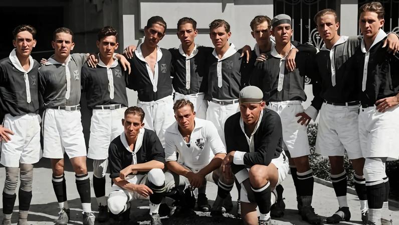 Elenco campeão do Torneio Início de 1926, Dininho está em pé, de gorro (Foto: Reprodução/Revista O Malho/Acervo Biblioteca Nacional/Remasterizada por IA)