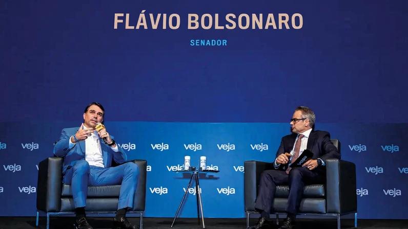 GRANDE ELENCO - Flávio Bolsonaro com Mauricio Lima: no evento Rumos do Brasil estiveram também Tarcísio de Freitas, Fernando Haddad, Ronaldo Caiado, Romeu Zema e Sergio Moro (Fotos: Germano Lüders/.)