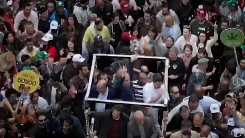 PT publica vídeo que ironiza aprovações de projetos de Flávio