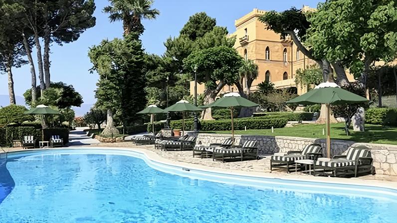 Durante as celebrações do casamento em Palermo, Dua Lipa ficou hospedada no Villa Igiea, a Rocco Forte hotel