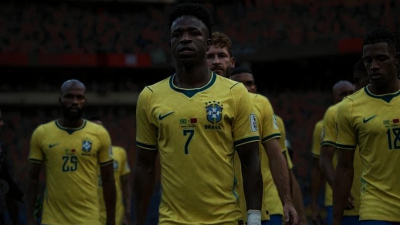 Autor do gol da seleção brasileira no sábado (13.jun.2026), Vini Jr. não concedeu entrevista em espanhol ao ser solicitado por um jornalista. Na imagem, o atacante à frente do time, no estádio de Nova York