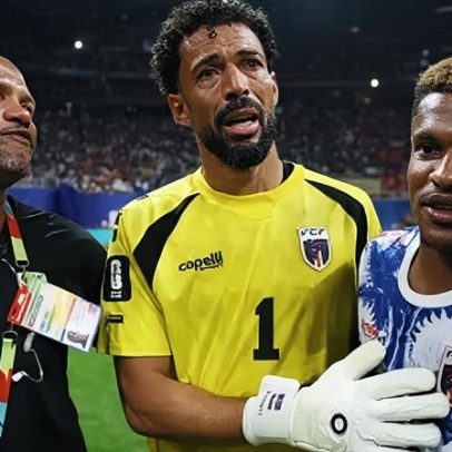 Goleiro Vozinha sai de campo chorando após defesa contra Espanha