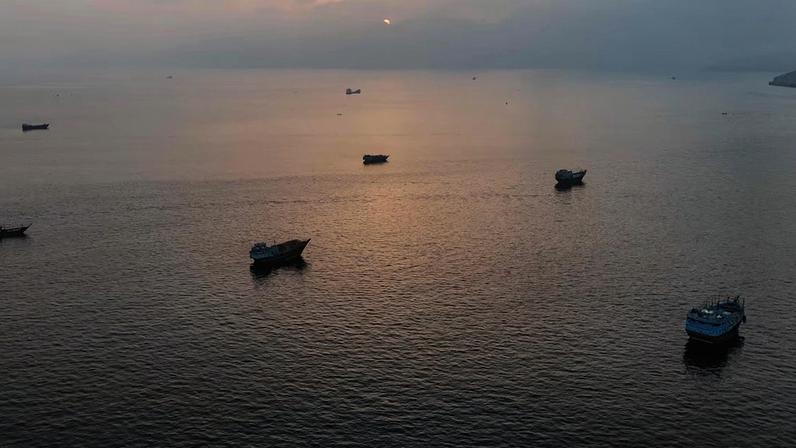 Barcos ancorados perto do Estreito de Ormuz em 27 de junho