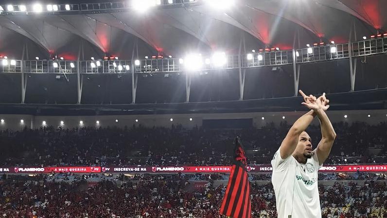 Paulinho fazendo gesto da torcida organizada do Palmeiras diante da torcida do Flamengo