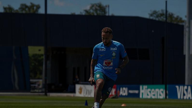 Neymar durante treino com a seleção brasileira.