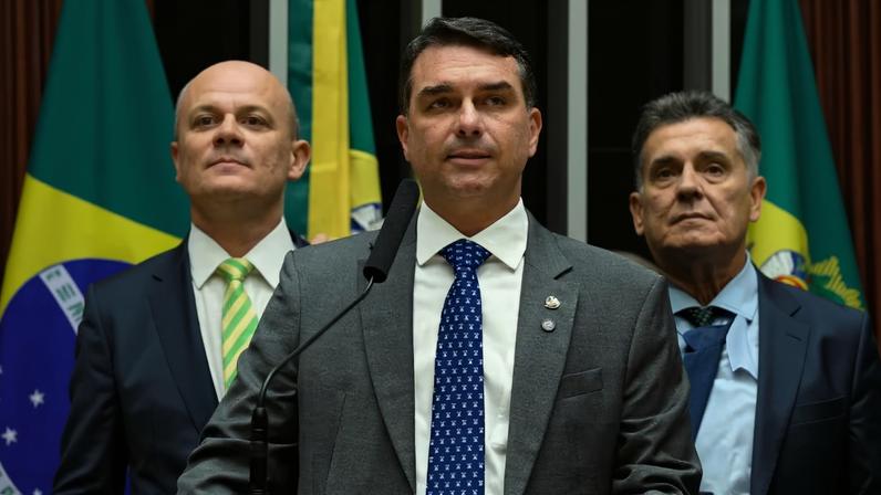 Medidas impostas por Trump podem se transformar em novo campo de disputa entre Lula e Flávio