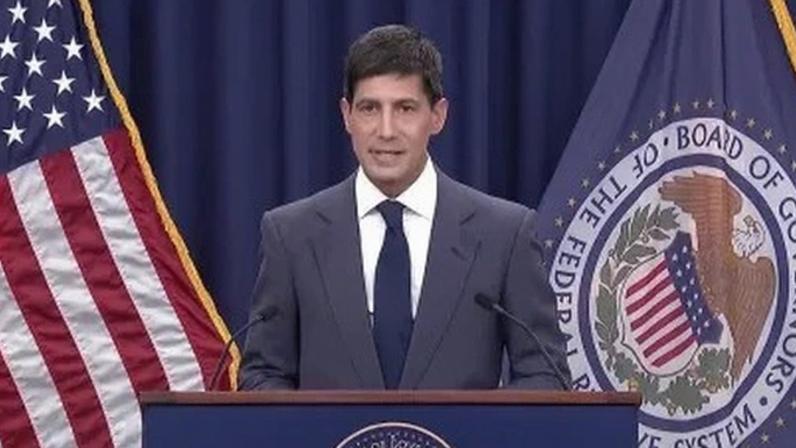 Kevin Warsh durante primeira coletiva de imprensa à frente do Fed